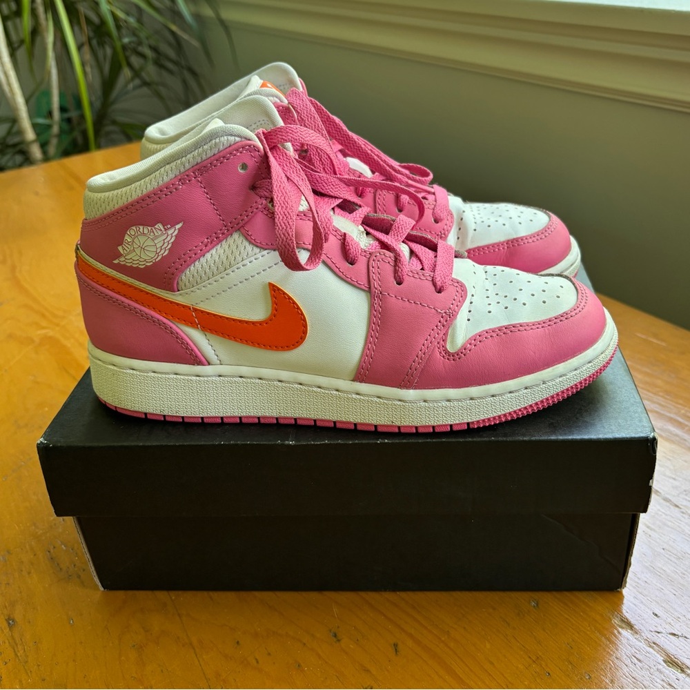 Nike Air Jordan 1 mid Pinksicle orange sneakers size 37.5 or 7 or kids 5Y